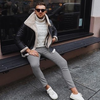 Comment porter un pull à col roulé en tricot blanc avec une veste en peau de mouton retournée noire