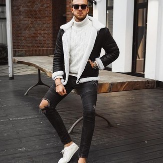 Comment porter un pull à col roulé en tricot blanc avec une veste en peau de mouton retournée noire