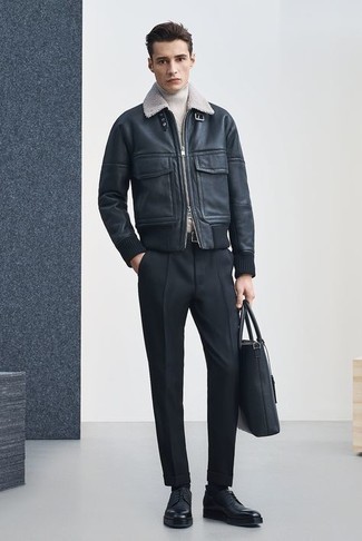 Comment porter un pull à col roulé en tricot blanc avec une veste en peau de mouton retournée noire