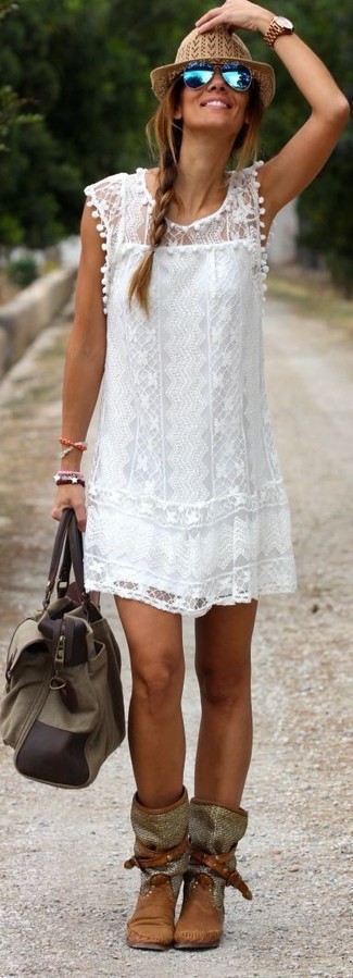 Comment porter une robe droite en dentelle blanche