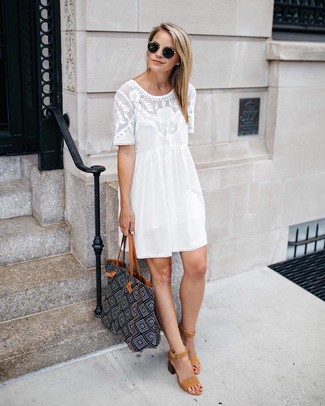 Comment porter une robe droite en dentelle blanche