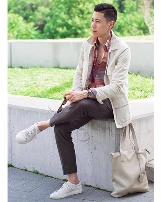 Comment porter un sac en cuir blanc au printemps