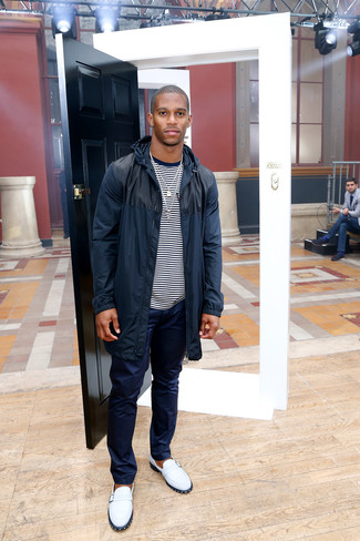 Comment porter des slippers en cuir blancs