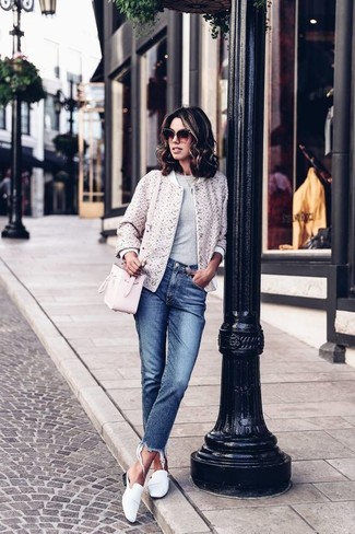 Comment porter des slippers en cuir blancs