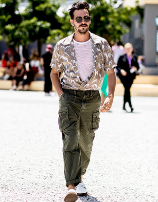 Comment porter des slippers en cuir blancs pour un style decontractés