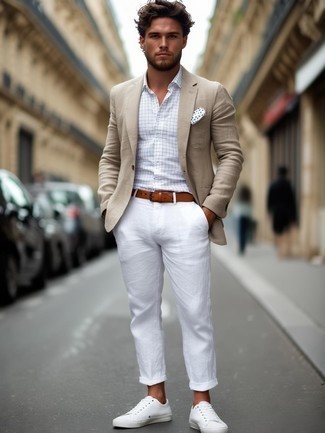 Une ceinture à porter avec un pantalon chino en lin blanc