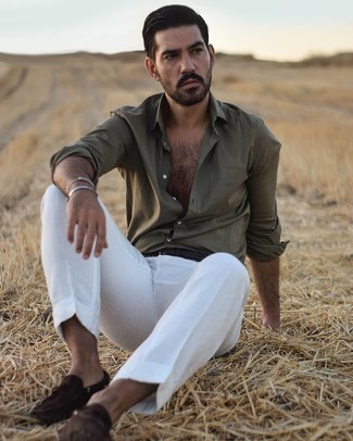 Une ceinture à porter avec un pantalon chino en lin blanc