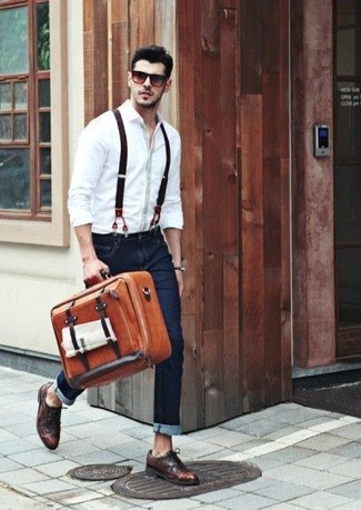 Des chaussures brogues à porter avec une chemise à manches longues blanche