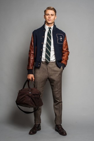 Des chaussures brogues à porter avec une chemise à manches longues blanche