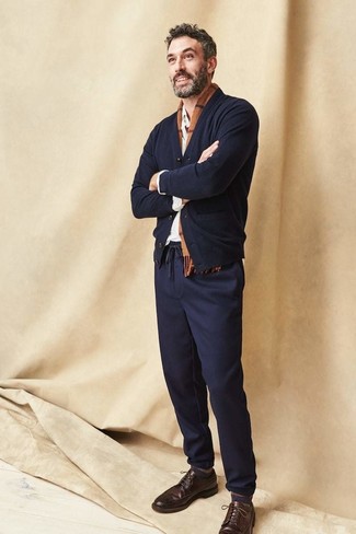 Des chaussures brogues à porter avec une chemise à manches longues blanche