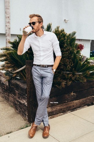 Des chaussures brogues à porter avec une chemise à manches longues blanche