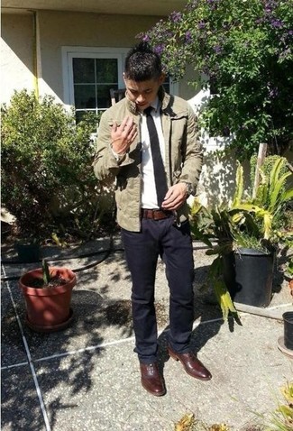 Des chaussures brogues à porter avec une chemise à manches longues blanche