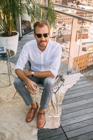 Des chaussures brogues à porter avec une chemise à manches longues blanche