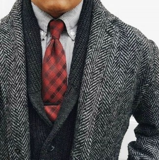 Comment porter une chemise à manches longues blanche avec un pardessus à chevrons gris