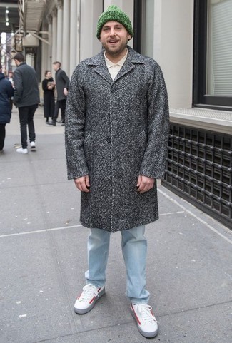 Comment porter une chemise à manches longues blanche avec un pardessus à chevrons gris