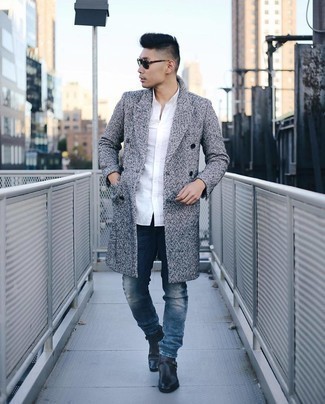 Comment porter une chemise à manches longues blanche avec un pardessus à chevrons gris
