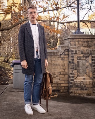 Comment porter une chemise à manches longues blanche avec un pardessus à chevrons gris