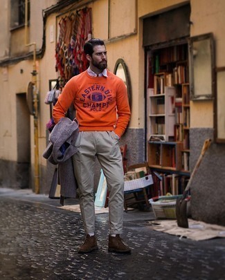 Comment porter une chemise à manches longues blanche avec un pardessus à chevrons gris