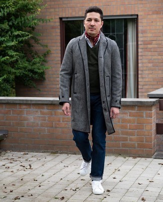 Comment porter une chemise à manches longues blanche avec un pardessus à chevrons gris
