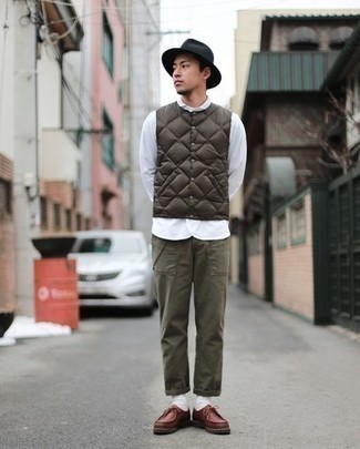 Comment porter une chemise à manches longues blanche avec un pantalon chino bleu canard