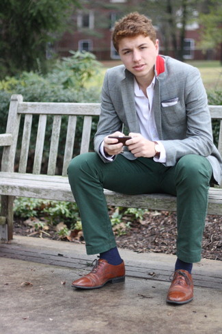 Comment porter une chemise à manches longues blanche avec un pantalon chino bleu canard