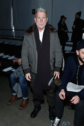 Comment porter une chemise à manches longues blanche avec un pantalon chino bleu canard pour un style chic decontractés après 50 ans