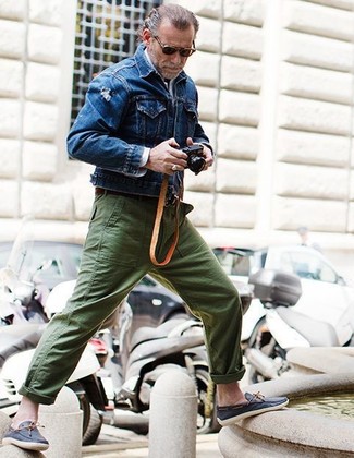 Comment porter une chemise à manches longues blanche avec un pantalon chino bleu canard