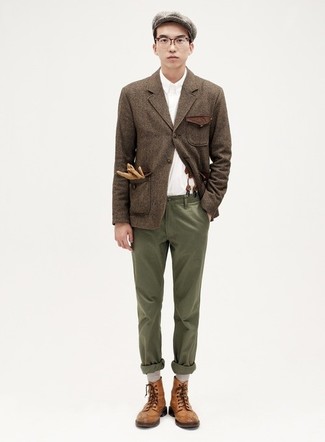 Comment porter une chemise à manches longues blanche avec un pantalon chino bleu canard