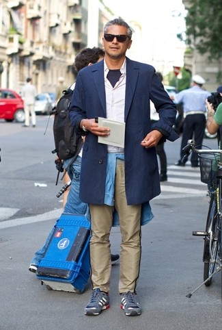 Comment porter une chemise à manches longues blanche avec un pantalon chino bleu canard