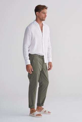 Comment porter une chemise à manches longues blanche avec un pantalon chino bleu canard pour un style relax