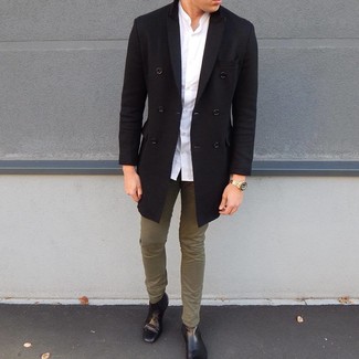 Comment porter une chemise à manches longues blanche avec un pantalon chino bleu canard