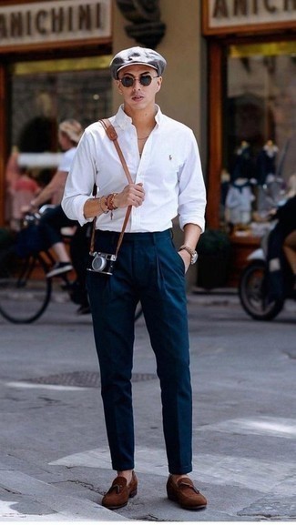 Comment porter une chemise à manches longues blanche avec un pantalon chino bleu canard