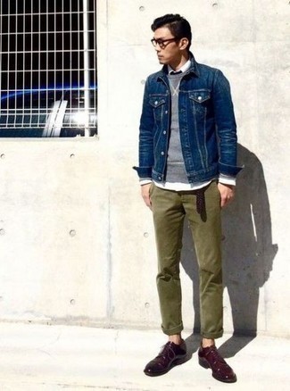 Comment porter une chemise à manches longues blanche avec un pantalon chino bleu canard