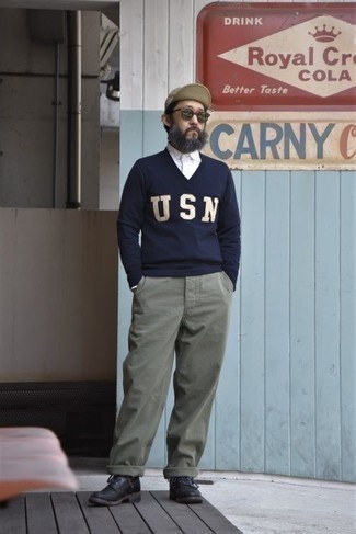 Comment porter une chemise à manches longues blanche avec un pantalon chino bleu canard pour un style chic decontractés après 50 ans