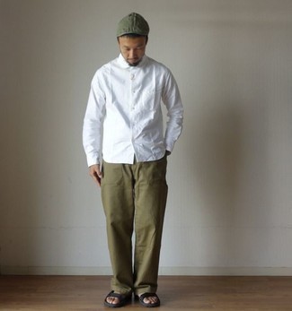 Comment porter une chemise à manches longues blanche avec un pantalon chino bleu canard pour un style relax