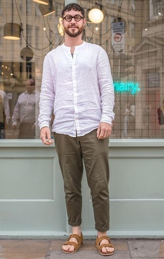 Comment porter une chemise à manches longues blanche avec un pantalon chino bleu canard pour un style relax