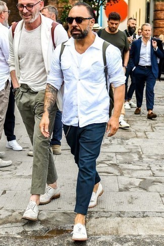 Comment porter une chemise à manches longues blanche avec un pantalon chino bleu canard