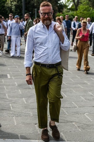 Comment porter une chemise à manches longues blanche avec un pantalon chino bleu canard pour un style chic decontractés après 50 ans
