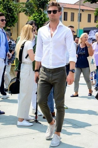 Comment porter une chemise à manches longues blanche avec un pantalon chino bleu canard