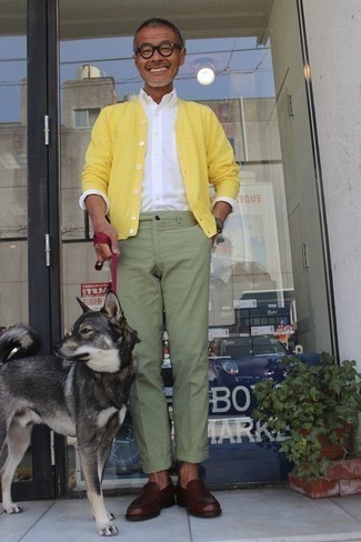 Comment porter une chemise à manches longues blanche avec un pantalon chino bleu canard pour un style chic decontractés après 50 ans