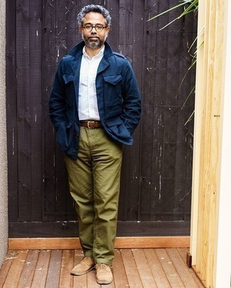 Comment porter une chemise à manches longues blanche avec un pantalon chino bleu canard pour un style chic decontractés après 50 ans