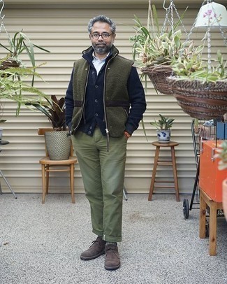 Comment porter une chemise à manches longues blanche avec un pantalon chino bleu canard pour un style chic decontractés après 50 ans
