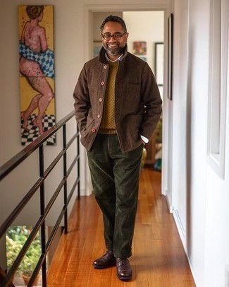 Comment porter une chemise à manches longues blanche avec un pantalon chino bleu canard pour un style chic decontractés après 50 ans
