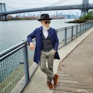 Comment porter une chemise à manches longues blanche avec un pantalon chino bleu canard pour un style chic decontractés après 50 ans