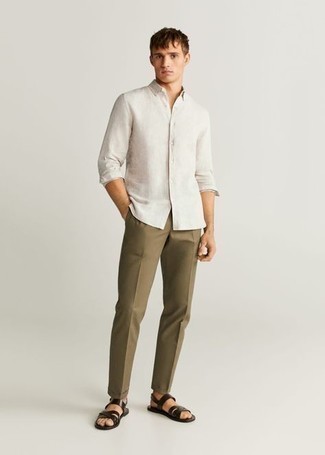 Comment porter une chemise à manches longues blanche avec un pantalon chino bleu canard pour un style relax