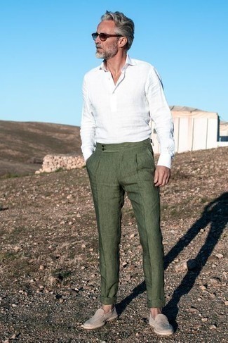 Comment porter une chemise à manches longues blanche avec un pantalon chino bleu canard pour un style chic decontractés après 50 ans