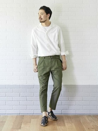Comment porter une chemise à manches longues blanche avec un pantalon chino bleu canard pour un style relax