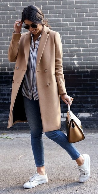 Une chemise de ville à porter avec des baskets basses blanches