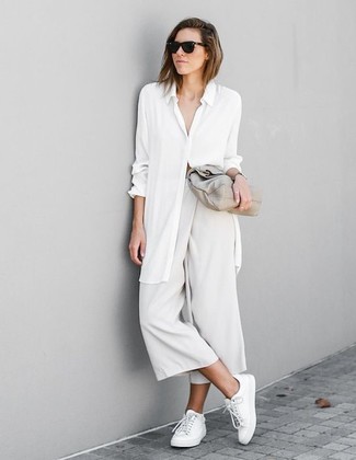 Une chemise de ville à porter avec des baskets basses blanches