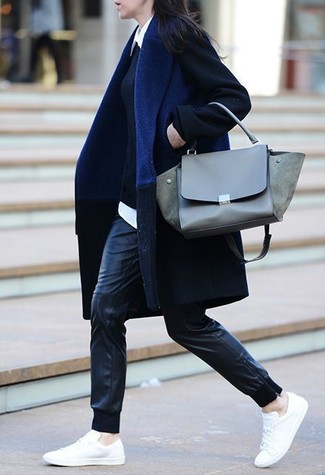 Une chemise de ville à porter avec des baskets basses blanches pour un style chic decontractés quand il fait frais